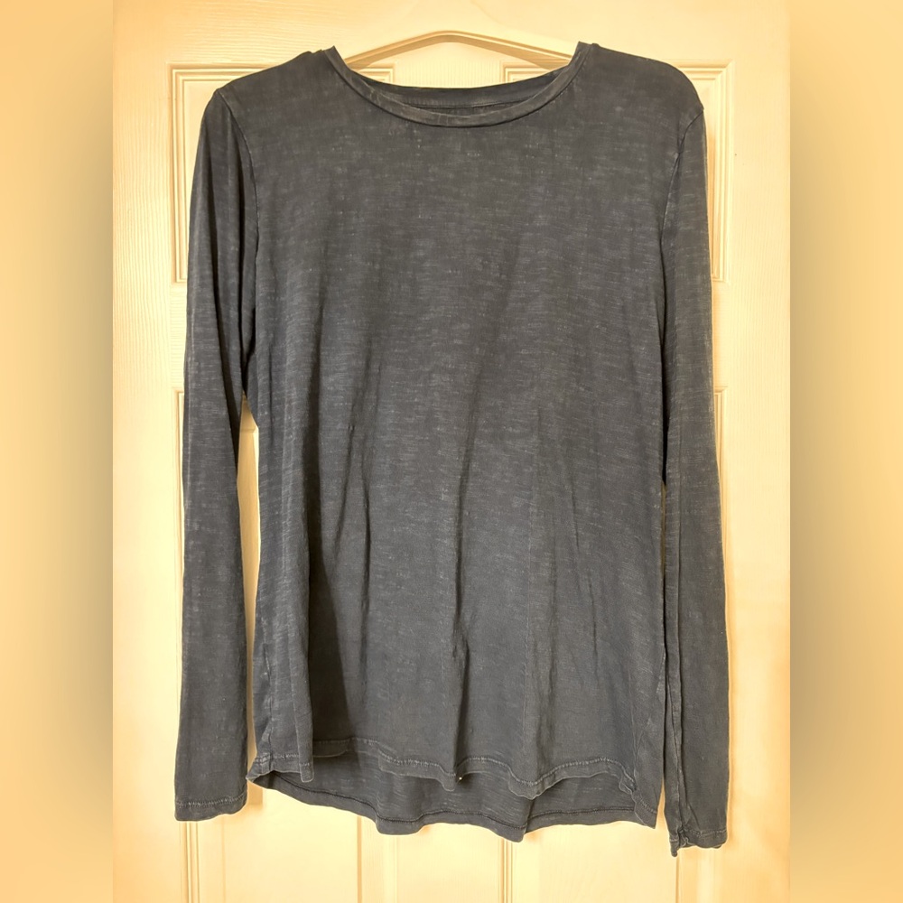New w/out tags Wonderly Long Sleeve Navy Top. Size XL.